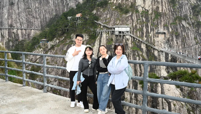 币游国际风管销售中心员工在安徽明堂山景区照片
