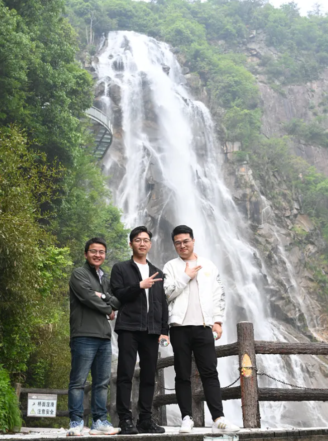 币游国际风管销售中心员工在安徽明堂山景区照片